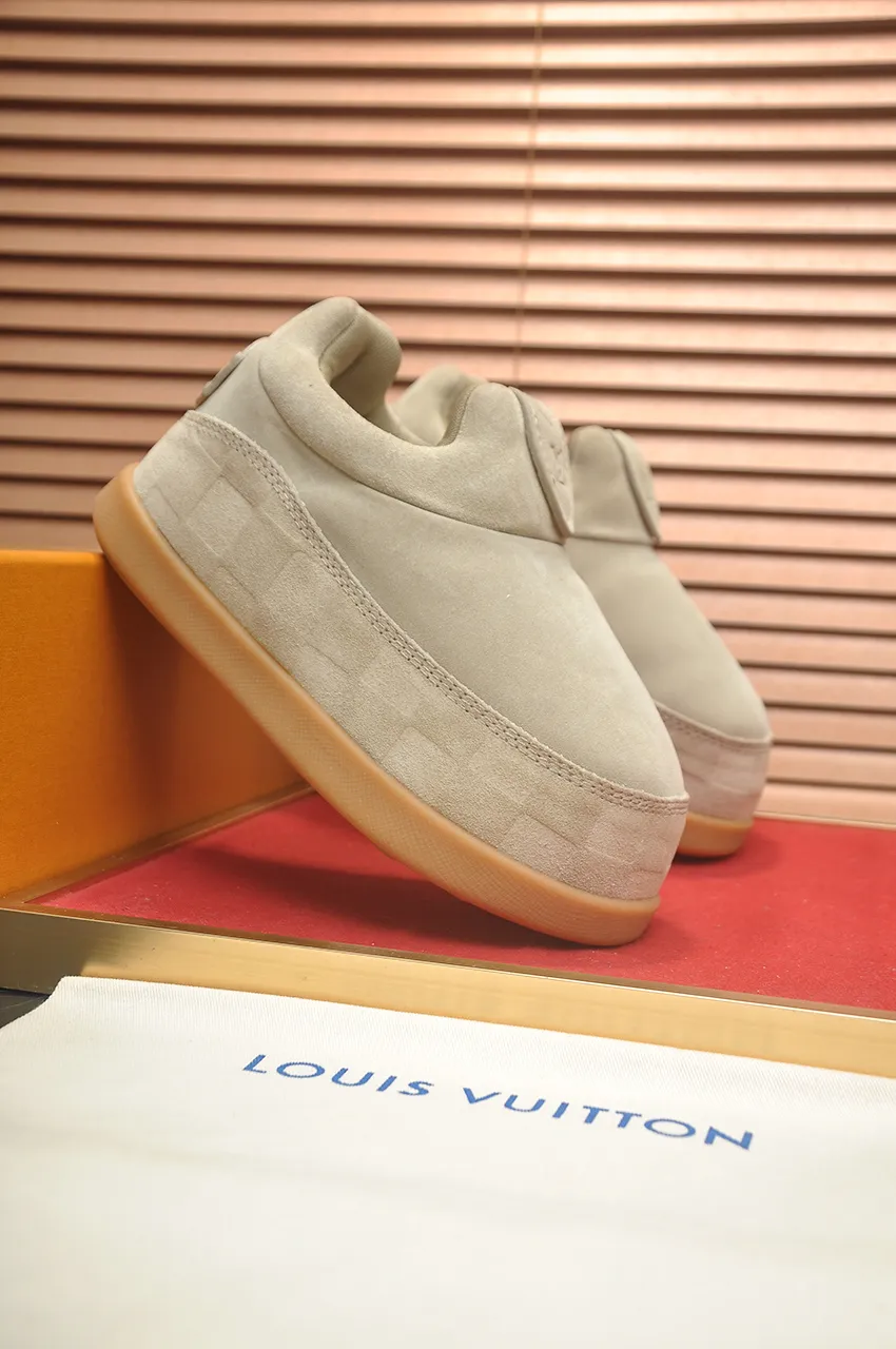 Men's men's shoes💰700💶 🔥New style🔥 LV co-branded nigo, ugly and cute😍Many Internet celebrities have put on their shoes, classic and versatile items.  ❄️Fabric: Imported high mercerized cow suede. ❄️Inner lining: high-grade elastic mesh, ❄️Outsole: original molded outsole, palm print rubber outsole with hidden L letter and Monongram flower ❄️Size: Female 35-41 (Female 41 customized), Male 39-46 (45-46 customized)